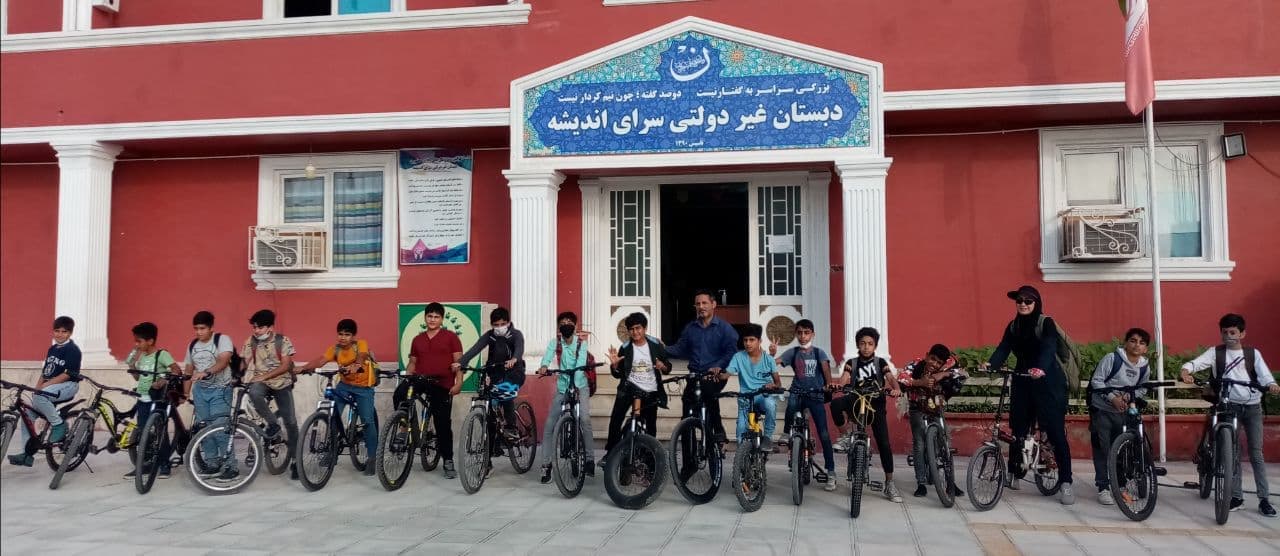 رکاب زنی در صبح های بهاری زمستان قشم ، مسیر خانه تا مدرسه